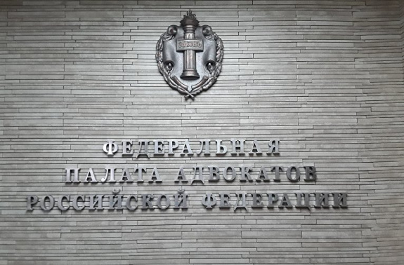 Совместить адвокатскую практику с исследовательской работой