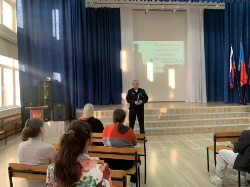 В Лобне родители и адвокаты АПМО обсудили, как защитить подростков от мошенников и экстремизма